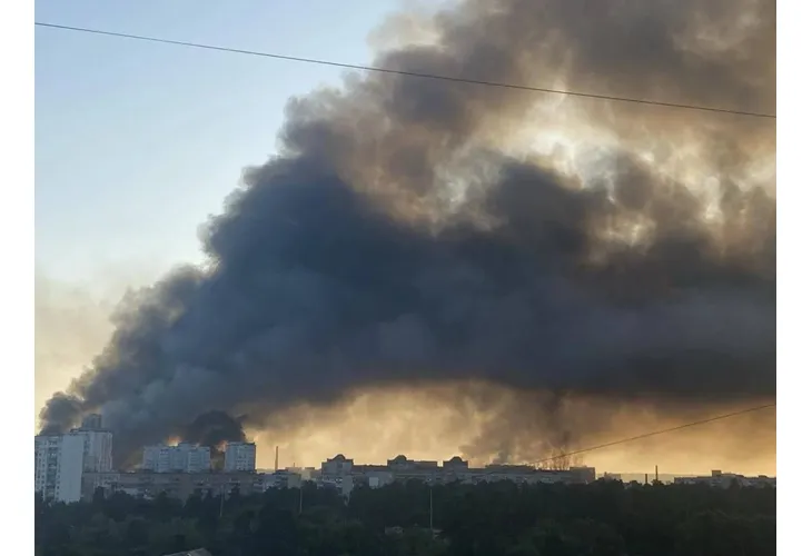 Горящи многоетажни блокове след руската терористична атака срещу Киев