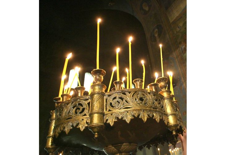 Горящи свещи в църква