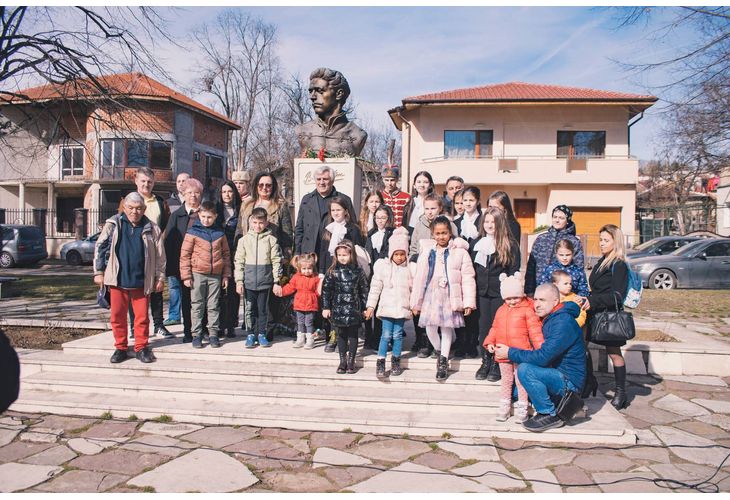 С поклонение пред бюст-паметника на Васил Левски на 19 февруари