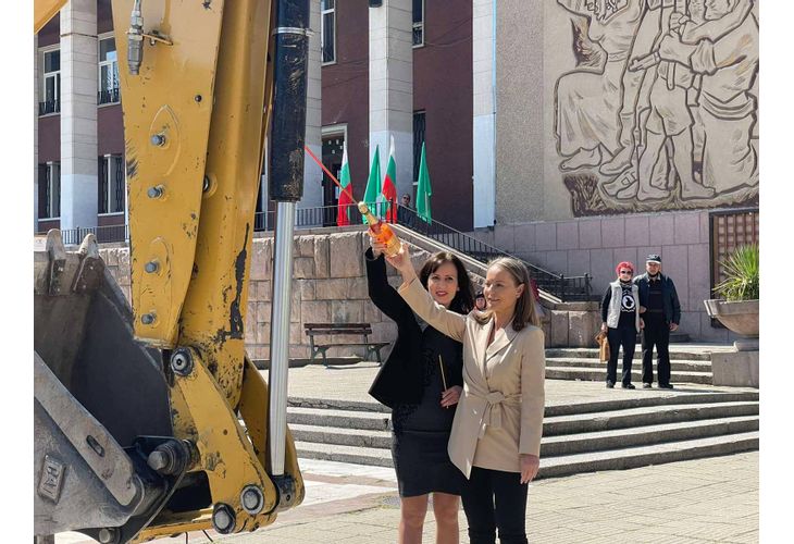 Дани Каназирева присъства на първа копка на обновяването на площад 27 Априлий в  Перущица