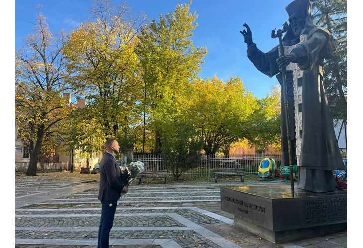 Заместник-кметът Александър Владимиров поднесе цветя пред паметника на небесния покровител на града – Св. Софроний Врачански