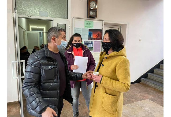 Депутатът от ГЕРБ д-р Красимир Събев консултира желаещи да се ваксинират в Смолян
