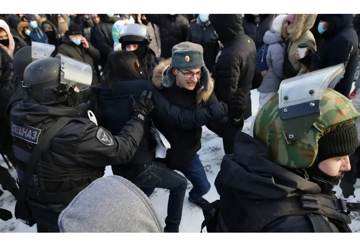 Десетки арестувани в цяла Русия при протести срещу задържането на Навални