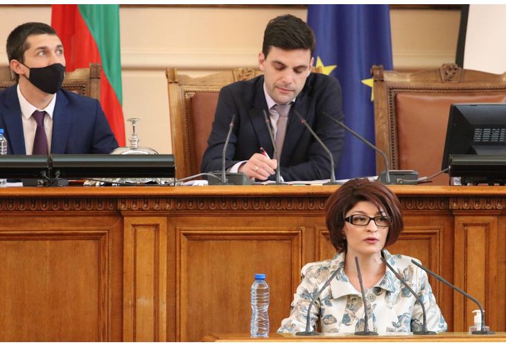 Председателят на парламентарната група на ГЕРБ-СДС Десислава Атанасова прочете гневна