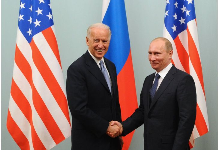 Джоузеф Байдън и Владимир Путин по време на срещата им в Москва , 2011 г.
