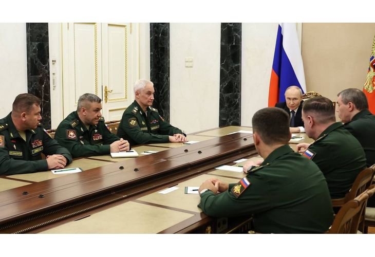 Диктаторът Путин с командващи руските групировки в Украйна
