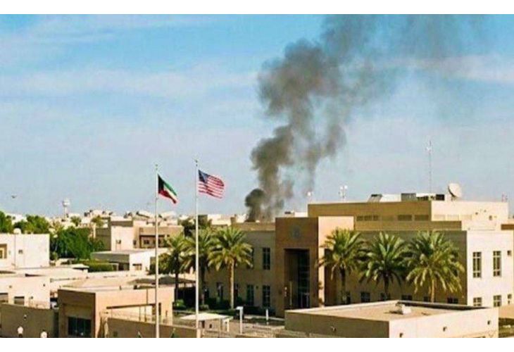 Дим над сградата на американското посолство в Кувейт