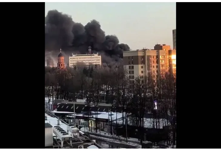 Дим от горящия стратегически руски завод