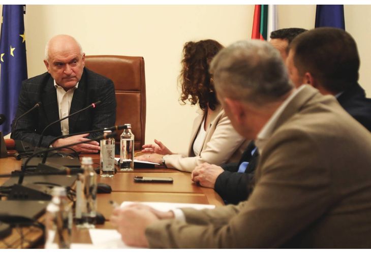 Димитър Главчев, който тази сутрин свика работно съвещание с участието на министрите на отбраната Атанас Запрянов и на транспорта и съобщенията Георги Гвоздейков, зам.-министъра на външните работи Мария Димитрова, началника на отбраната Емил Ефтимов, както и представители на службите за сигурност