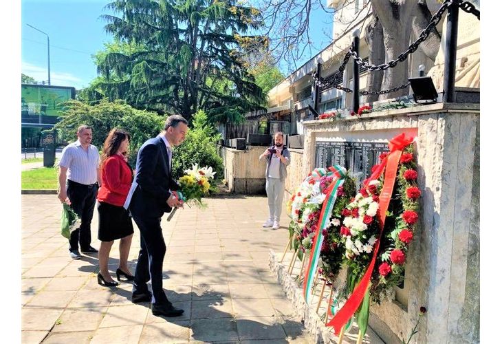 Димитър Николов, кмет на Община Бургас поднася цветя