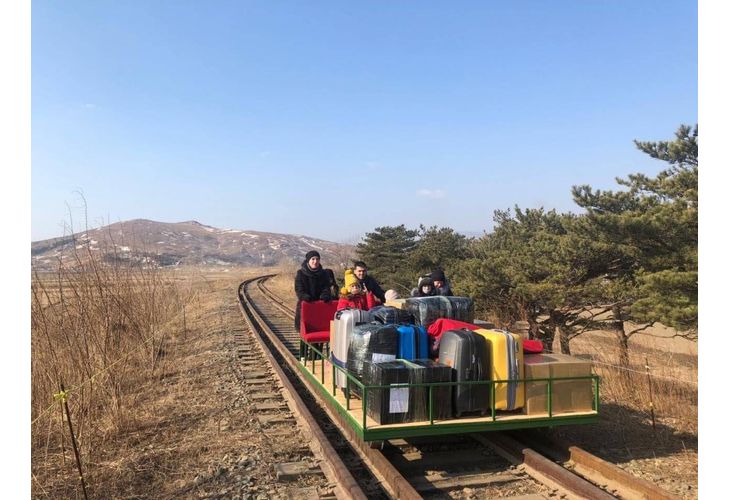Дипломати на Русия се прибират от Северна Корея с ръчно задвижвана самоделна вагонетка