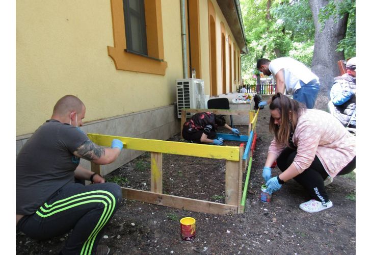 Доброволци в помощ на социален дом