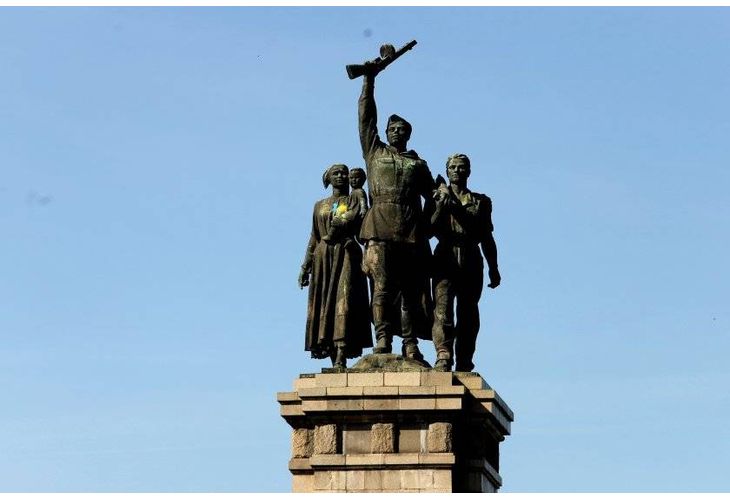 Дрон е боядисал със синя и жълта боя МОЧА Дрон е боядисал със синя и жълта боя МОЧА