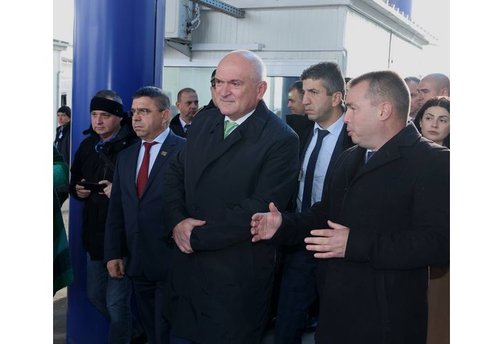 Министър-председателят Димитър Главчев днес посети граничния пункт на "Дунав мост 2" при Видин. Министър-председателят Димитър Главчев днес посети граничния пункт на "Дунав мост 2" при Видин.
