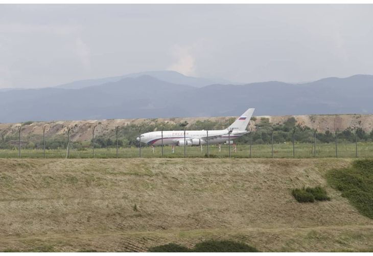 Единият руски самолет, който трябва да прибере изгонените служители на посолството на Русия в София