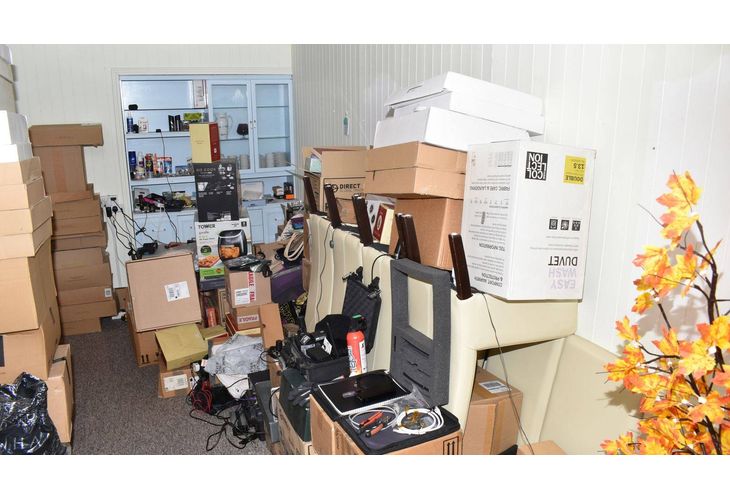 Една от стаите, натъпкана с шпионска техника Една от стаите, натъпкана с шпионска техника