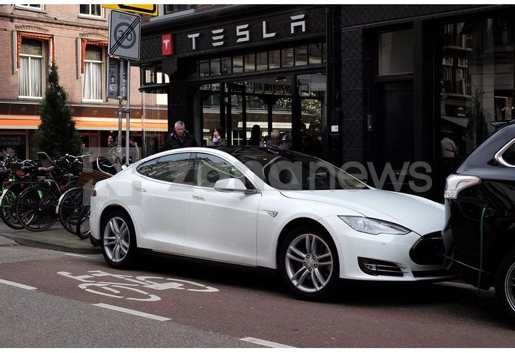 Tesla продаде почти 500 000 електромобила през 2020 г.