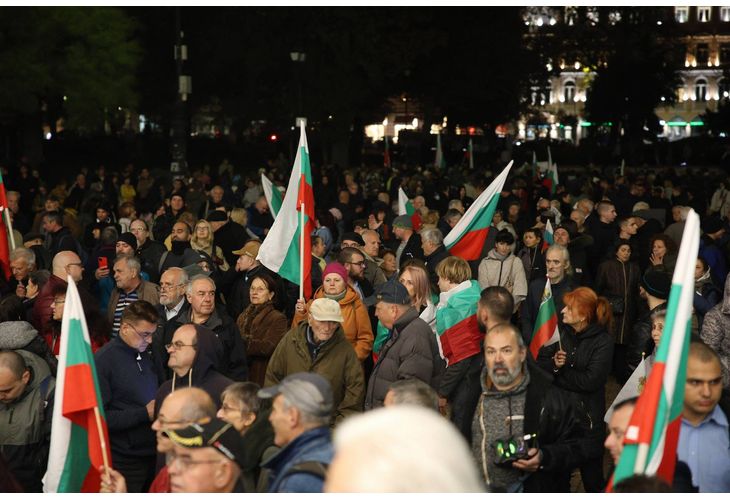 "Протестиращите" пред Народния театър