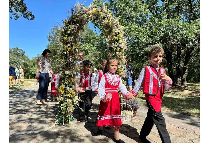 Хасково празнува Еньовден с песни, танци и народни обичаи  