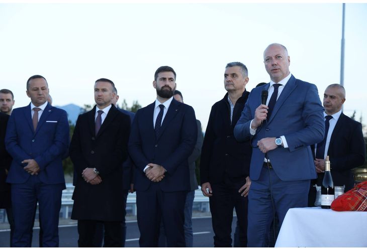 Министър-председателят Росен Желязков участва в церемонията по въвеждане в експлоатация на обновен участък от път Е-79 между Бело поле и Симитли, включително стария тунел "Железница"