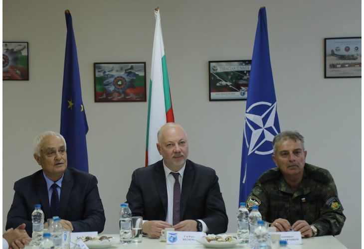 Министър-председателят Росен Желязков посети авиационна база "Крумово" и лично се увери в готовността на Въоръжените сили за реакция при пожари и други бедствени ситуации Министър-председателят Росен Желязков посети авиационна база "Крумово" и лично се увери в готовността на Въоръжените сили за реакция при пожари и други бедствени ситуации