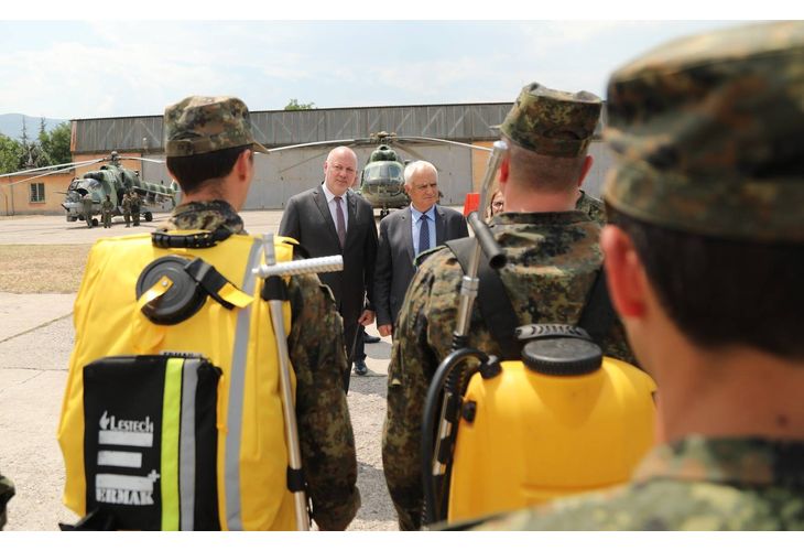 Министър-председателят Росен Желязков посети авиационна база "Крумово" и лично се увери в готовността на Въоръжените сили за реакция при пожари и други бедствени ситуации Министър-председателят Росен Желязков посети авиационна база "Крумово" и лично се увери в готовността на Въоръжените сили за реакция при пожари и други бедствени ситуации