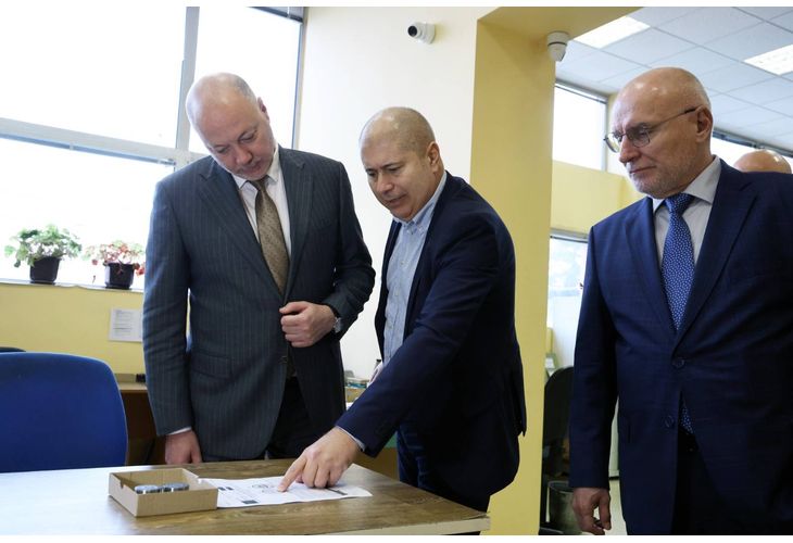 Министър-председателят Росен Желязков, който заедно с управителя на Българската народна банка Димитър Радев се запозна на място с производствения процес на българските евромонети в Монетния двор на БНБ