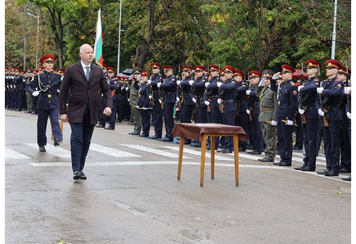 Премиерът Росен Желязков участва в тържествения ритуал по полагане на военна клетва на курсантите от 152-рия випуск на Националния военен университет "Васил Левски" в Шумен Премиерът Росен Желязков участва в тържествения ритуал по полагане на военна клетва на курсантите от 152-рия випуск на Националния военен университет "Васил Левски" в Шумен
