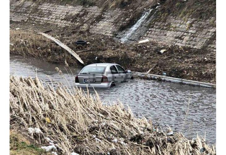 Катастрофиралият тази сутрин в Перник автомобил Опел Астра, е изваден