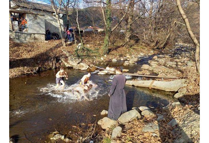 За поредна година в Твърдица беше почетена традицията за изваждане на кръста от реката