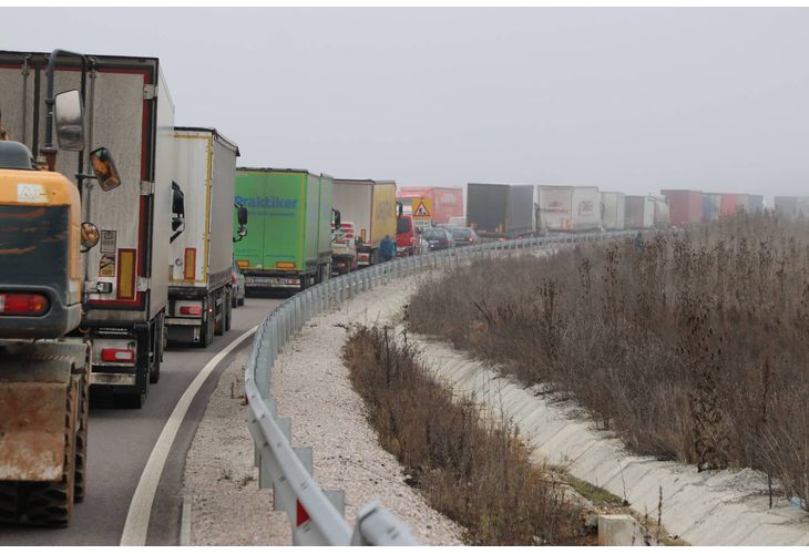 Задръстване на пътя Мездра-Ботевград