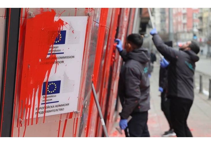 Започна почистването на сградата на ЕК в София Започна почистването на сградата на ЕК в София