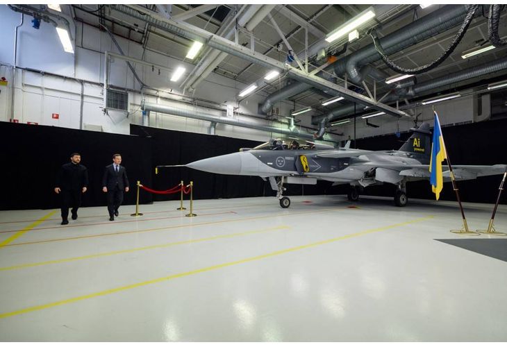 Зеленски и Кристерсон разглеждат самолет "Грипен"