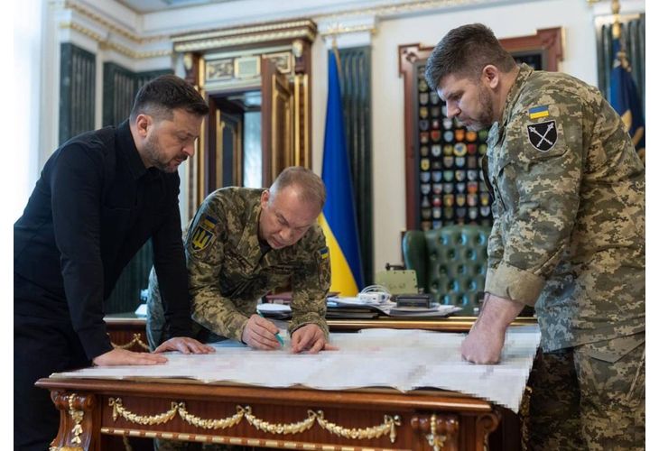 Зеленски проведе среща със Сирски и Гнатов