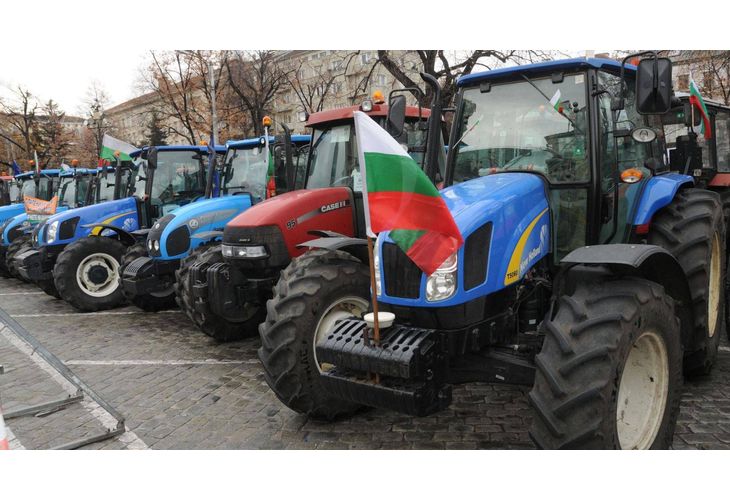 Снимка: Над 100 земеделци с техника блокираха пътя София-Варна край Велико Търново