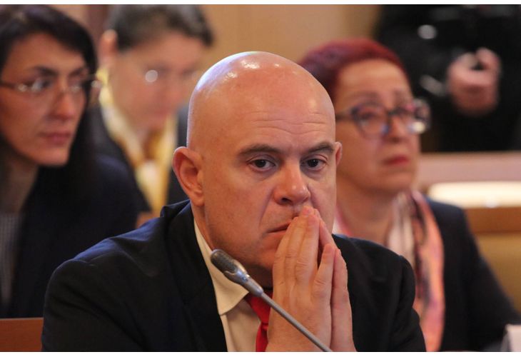 Двоен удар във ВСС получи главният прокурор Иван Гешев. Пленумът