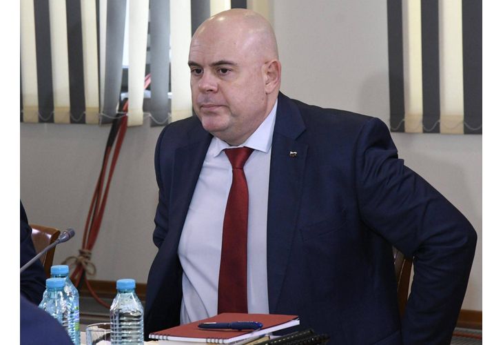 Главният прокурор Иван Гешев отиде извънредно в парламента, за да