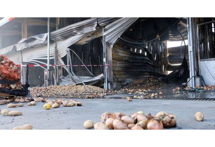 Полицията продължава разследването на пожара, който избухна на зеленчуковата борса