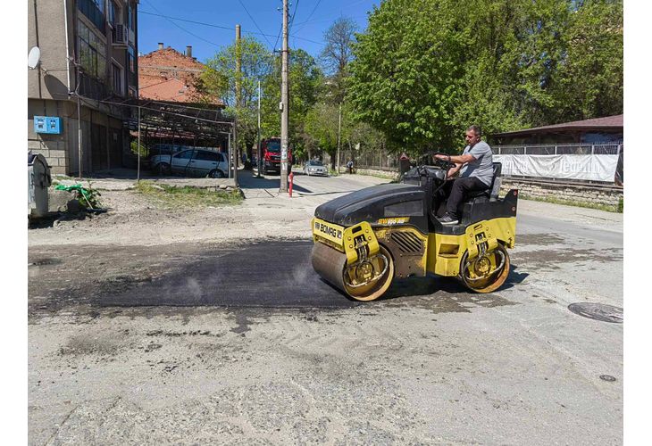 Изкърпване на градски улици в Мездра