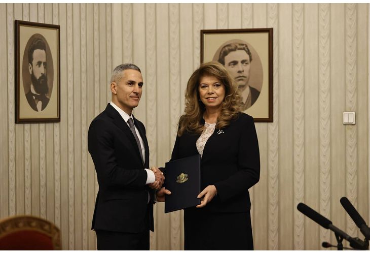 Илияна Йотова връчи мандата за служебно правителство на Андрей Гюров