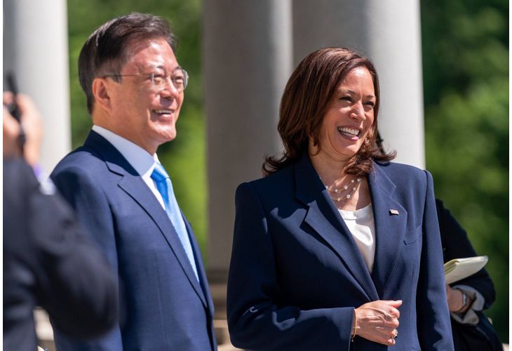 Камала Харис и южнокорейският президент Мун Чже Ин