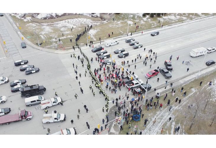 Канадската полиция разчисти протестиращите и автомобилите, които блокираха жизнено важен