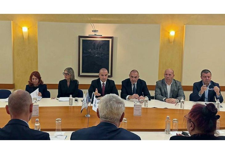 Вицепремиерът и министър на транспорта и съобщенията Гроздан Караджов на среща със синдикално представените организации на пристанище Варна Вицепремиерът и министър на транспорта и съобщенията Гроздан Караджов на среща със синдикално представените организации на пристанище Варна