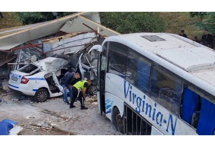 Катастрофата, при която загинаха двама полицаи, блъснати от автобус с нелегални мигранти
