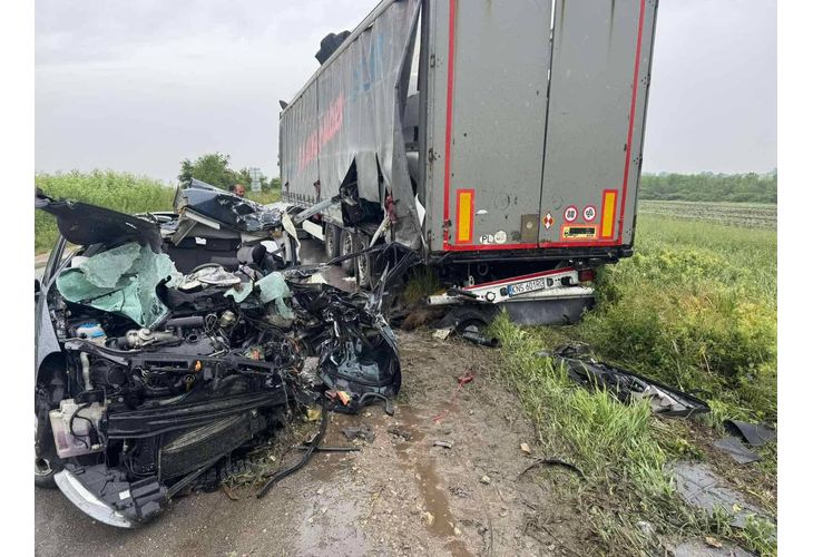 Полуремаркето на ТИР е навлязло в насрещната лента и е ударило идващия насреща автомобил Полуремаркето на ТИР е навлязло в насрещната лента и е ударило идващия насреща автомобил