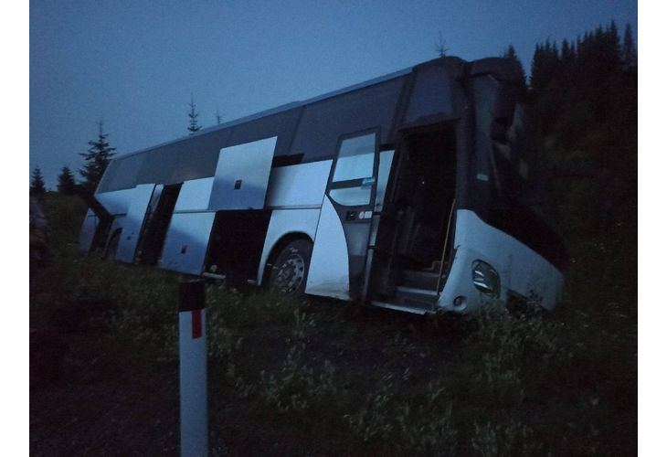 Снимка: Автобус с 16 деца катастрофира край Габрово, шофьорът е починал