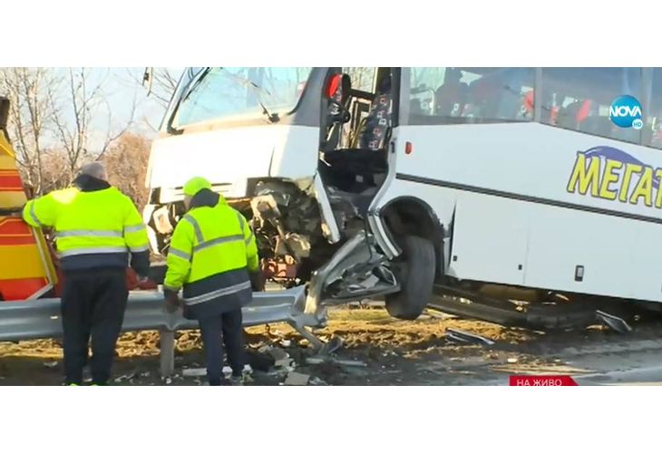 Автобус катастрофира на Околовръстния път в Пловдив. Инцидентът е станал