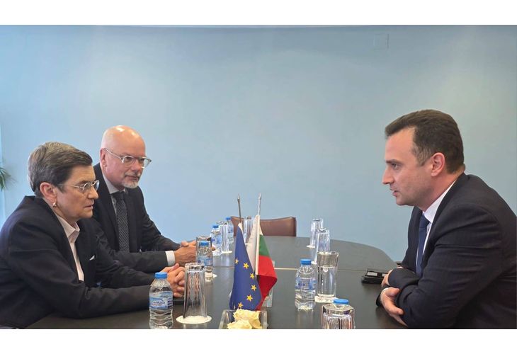 Министърът на енергетиката Жечо Станков по време на разговора си със старшия изпълнителен вицепрезидент на Фраматом г-жа Катрин Корнан Министърът на енергетиката Жечо Станков по време на разговора си със старшия изпълнителен вицепрезидент на Фраматом г-жа Катрин Корнан