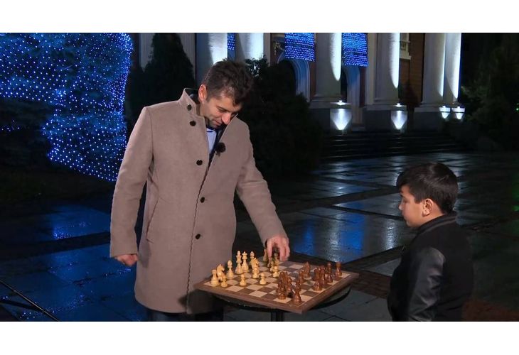 Кирил Петков играе шах с Данаил Попзафиров