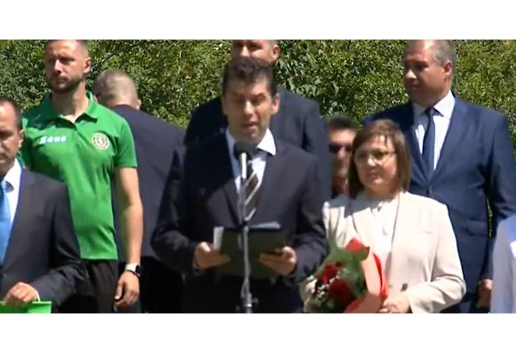 Премиерът Кирил Петков се качи на Околчица на днешния велик